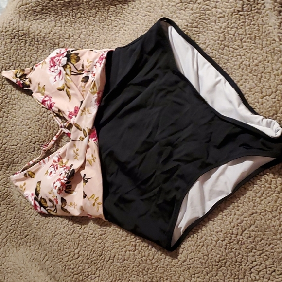 Sale ๐ NWT Pink Floral Rose Cupshe One Piece - Picture 3 of 4